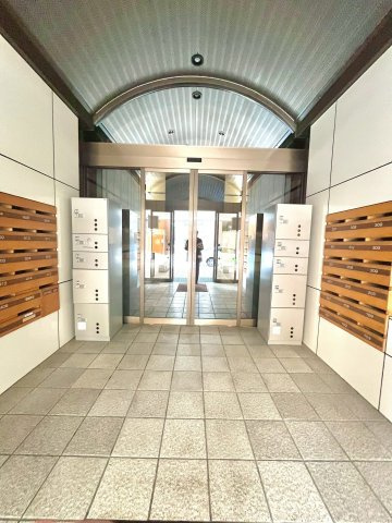 ライオンズマンション伏見小学校前のエントランス|安心安全のオートロック付き！便利な宅配ボックスもございます♪