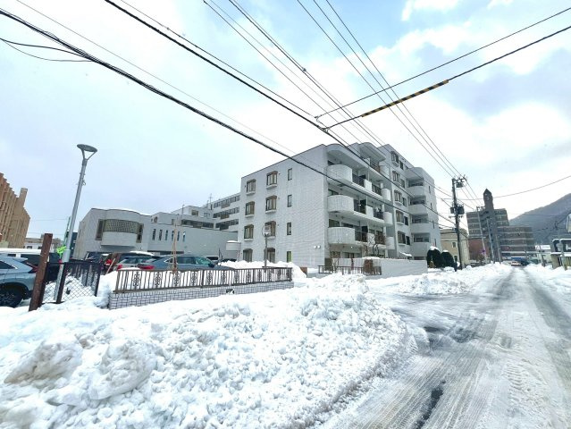 ライオンズマンション伏見小学校前の外観|スーパー・コンビニ・ドラッグストアなどが近くにあり日々の生活が充実する立地です！