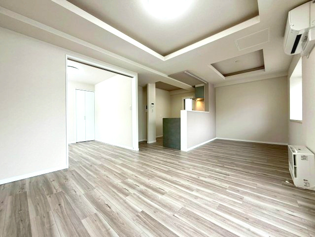 ライオンズマンション伏見小学校前の居間・リビング|リビング別角度！キッチン・給湯・暖房は都市ガスで経済的！