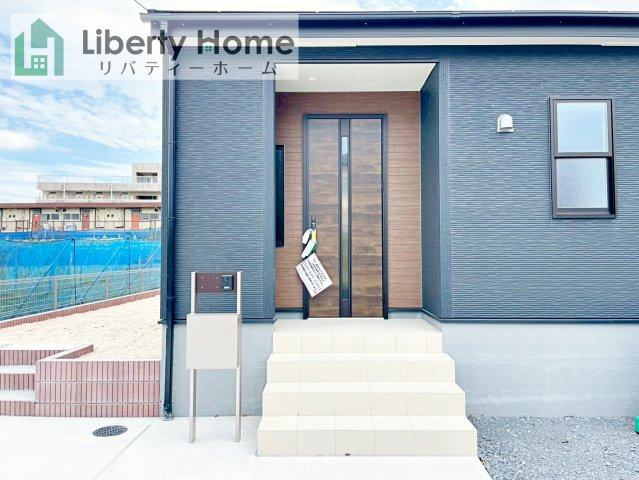 石岡市府中2期　新築戸建のエントランス