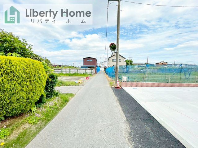 石岡市府中2期　新築戸建の前面道路含む現地写真