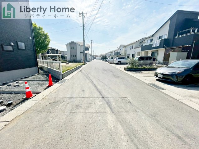 小美玉市羽鳥13期　新築戸建　4号棟の前面道路含む現地写真