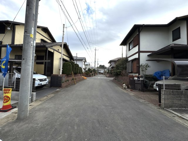 柏市花野井新築戸建【花野井小学校：7分】の前面道路含む現地写真|西側前面道路・幅員約6ｍ