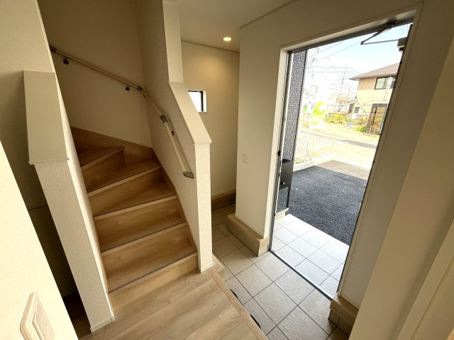 【玄関】 | 仲介手数料無料！赤崎小学校に通える新築戸建　山陽小野田市赤崎２丁目　第２－３号棟　クレイドルガーデン　アーネストワン | 玄関には大型の下駄箱も設置。ブーツも楽々入ります。