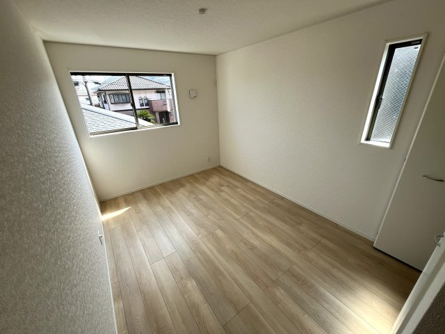 【洋室】 | 仲介手数料無料！赤崎小学校に通える新築戸建　山陽小野田市赤崎２丁目　第２－３号棟　クレイドルガーデン　アーネストワン | ２面採光の明るいお部屋で健やかな毎日