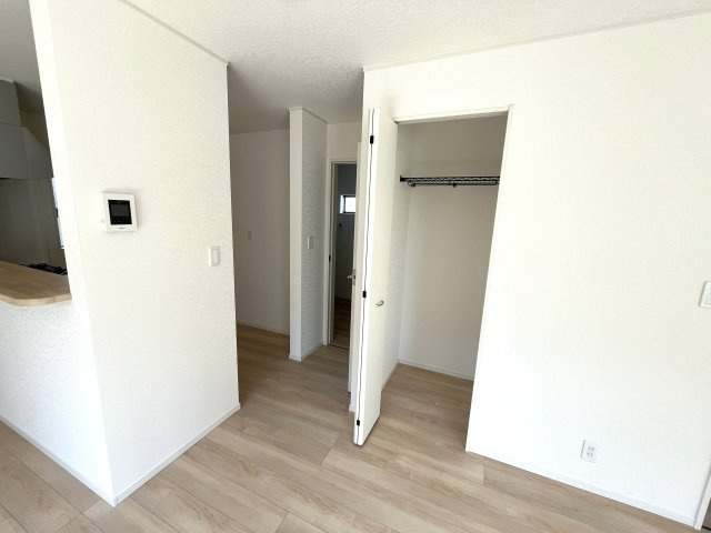 【収納】 | 仲介手数料無料！赤崎小学校に通える新築戸建　山陽小野田市赤崎２丁目　第２－３号棟　クレイドルガーデン　アーネストワン | キッチン横にはうれしいパントリー