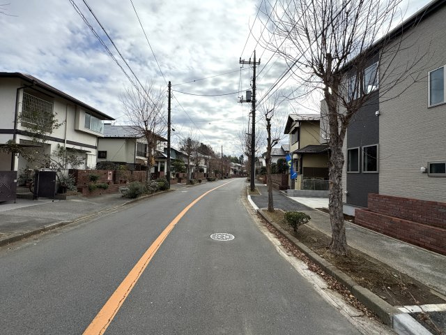 柏市花野井新築戸建【花野井小学校：7分】の前面道路含む現地写真