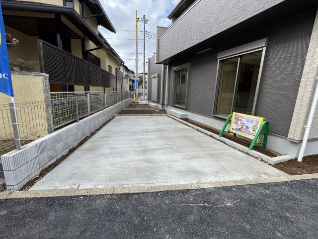 柏市花野井新築戸建【花野井小学校：7分】の駐車場|B号棟駐車スペース・2台駐車可（もう1台分は北側にあります）