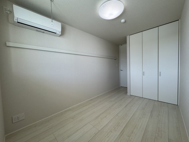 グリナージュ　リリアの洋室|洋室にも照明・ACあり♪
