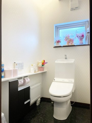 【トイレ】 | 小樽市幸３丁目 一戸建 | カウンター付き、間接照明の照らすオシャレなトイレ♪