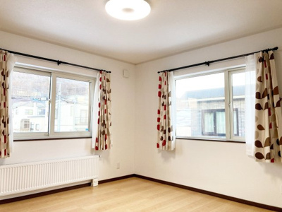 【洋室】 | 小樽市幸３丁目 一戸建 | ＷＣＬ付で収納便利＆2面採光で明るい雰囲気の洋室♪