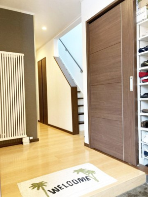 【玄関】 | 小樽市幸３丁目 一戸建 | シューズクローク有の広々土間スペース♪