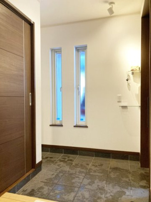 【玄関】 | 小樽市幸３丁目 一戸建 | ガレージへの出入りも可能です♪