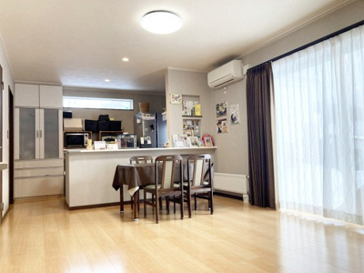 【居間・リビング】 | 小樽市幸３丁目 一戸建 | 18帖の広々ＬＤＫ♪南面大きな窓で日当たり良好♪