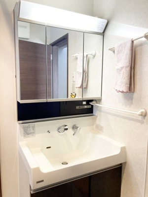 【独立洗面台】 | 小樽市幸３丁目 一戸建 | 収納豊富な広々洗面台♪