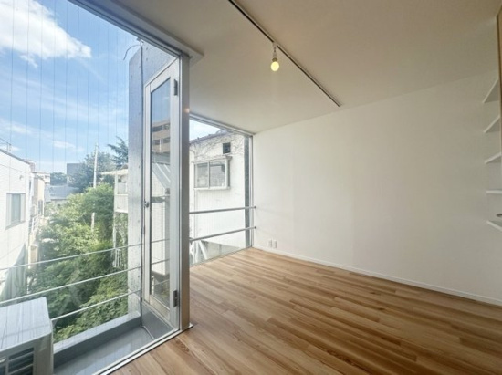 南青山4丁目戸建の居間・リビング