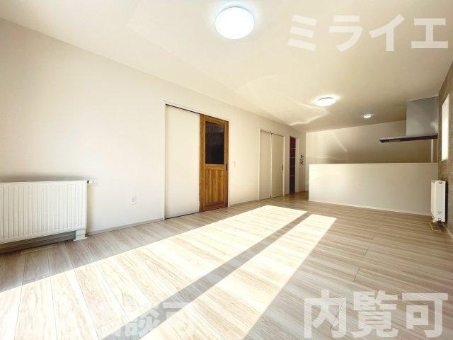 【新築戸建】札幌市東区北19条東10丁目5棟の居間・リビング|リビングが見渡せる対面キッチンを採用。