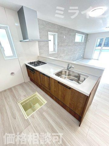 【新築戸建】札幌市東区北19条東10丁目5棟のキッチン|広々システムキッチンは、シンク・調理部分だけではなく、小物から大きな調理器具まで収納でき、出し入れもスムーズな収納充実プランを採用。床下収納あり。食洗器付！