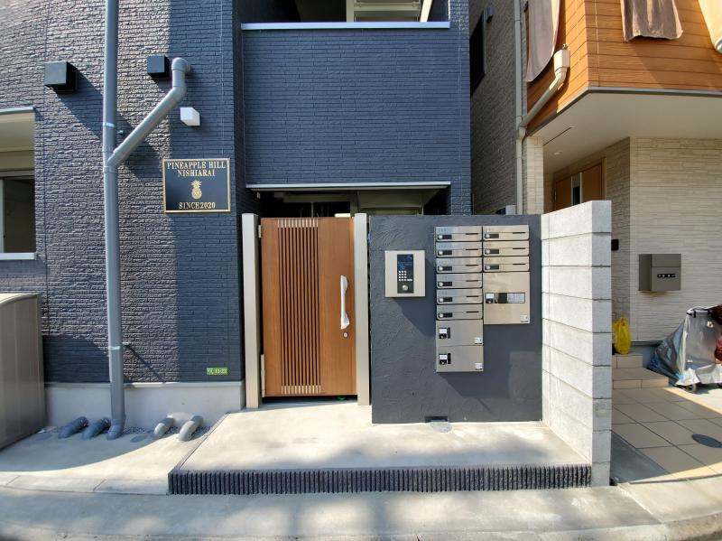 PINEAPPLE HILL西新井のエントランス