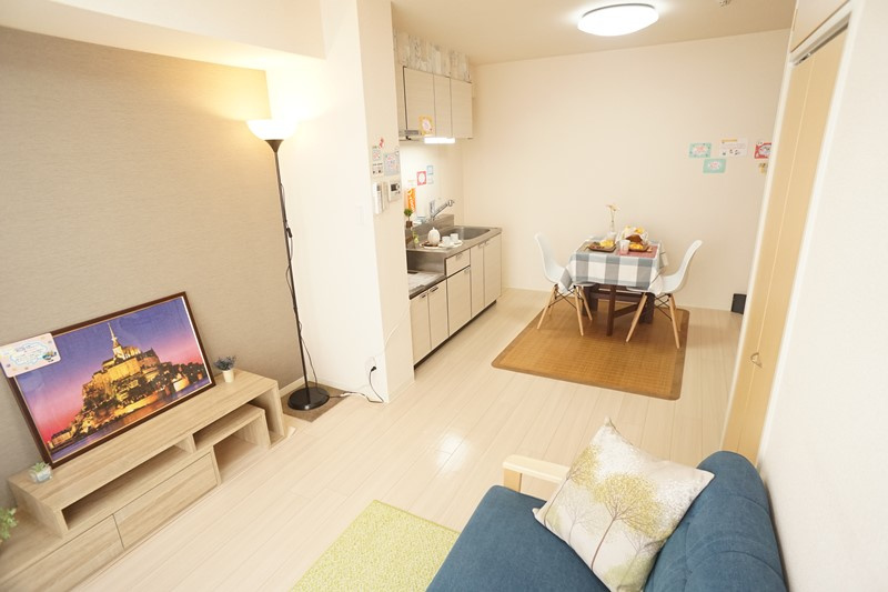 メゾンパレス新大宮の居間・リビング