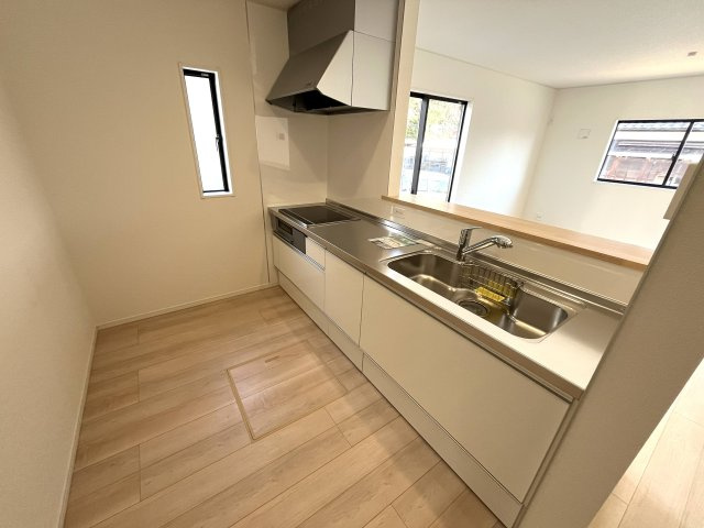 【周辺】 | 西宇部小学校に通える新築戸建　宇部市際波　第７－１号棟　クレイドルガーデン　アーネストワン | 使い勝手の良いシステムキッチンで楽しくクッキング♪