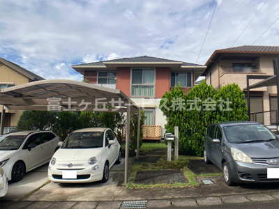 【外観】 | 三島市佐野見晴台2丁目 中古戸建て | 駐車並列3台可能！3SLDK、再生住宅が月々5万円台から登場です！納戸付きで収納充実しています！スーパー、医療施設まで車で12分以内です。