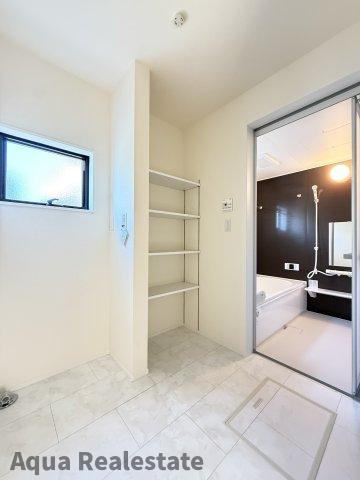 リーブルガーデン高松市香川町第八の収納|洗面奥の脱衣所広々スペース