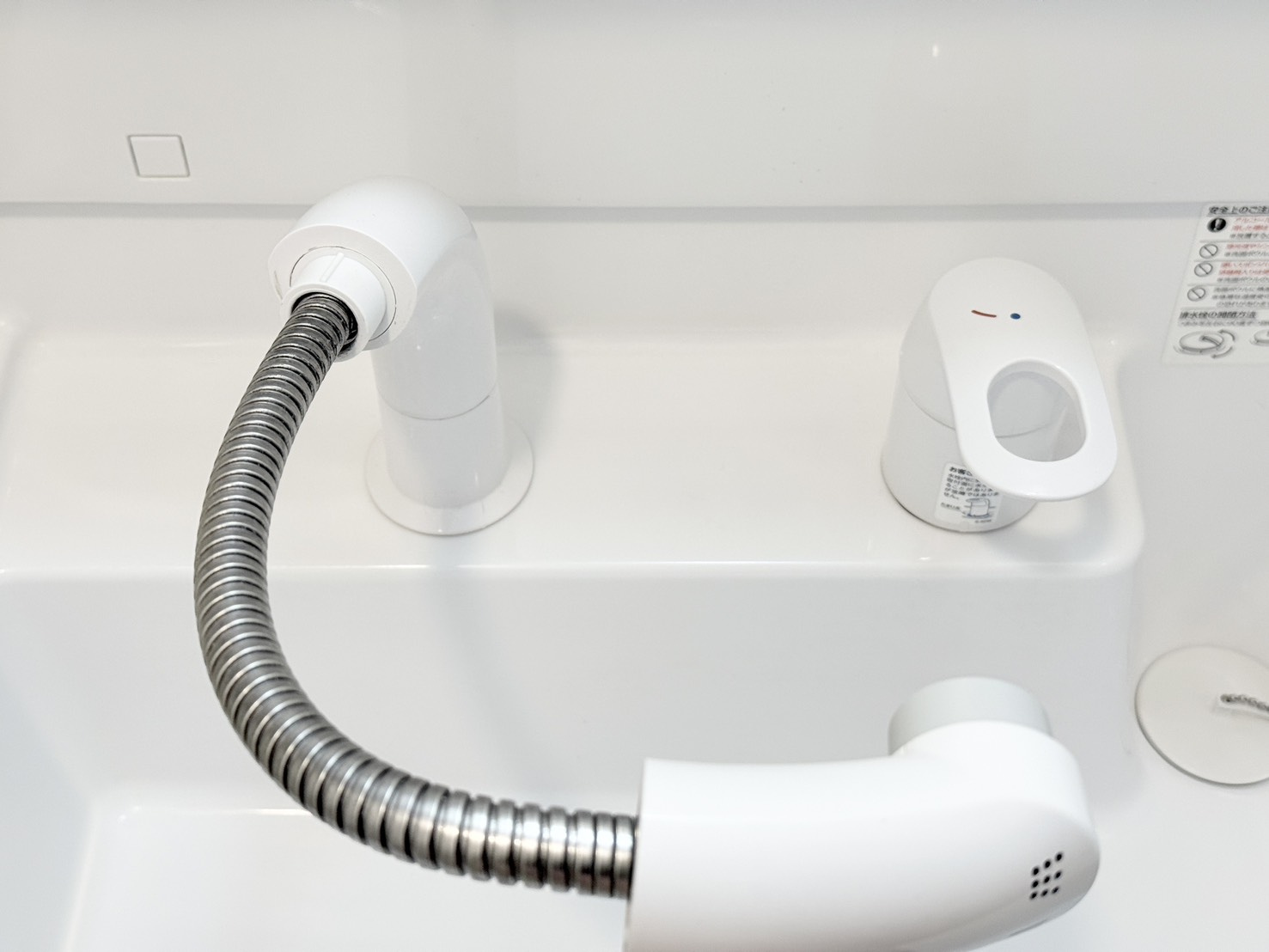 ガナール の独立洗面台|シャワーホースが伸ばせて便利