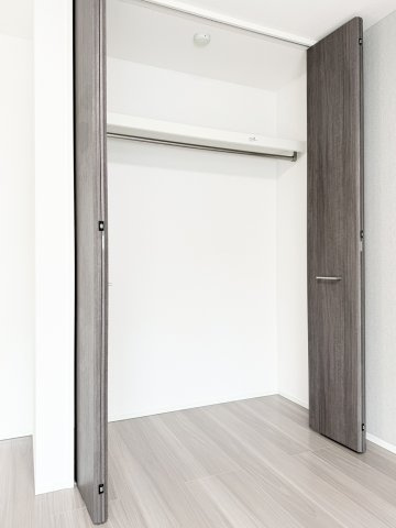 ガナール の収納|枕棚の下にはパイプハンガーもついていて、とっても便利