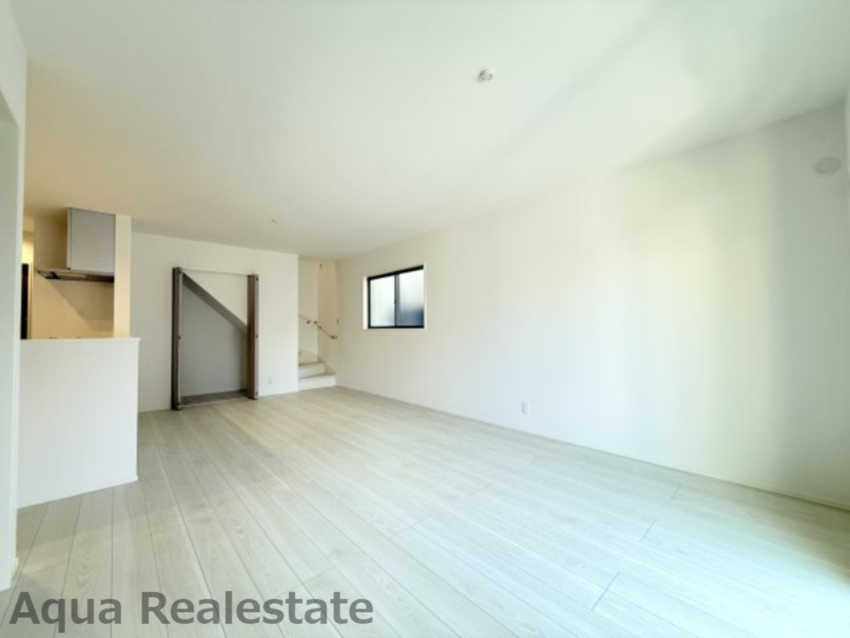 オール電化デザイナーズハウス高松市御厩町建売①の居間・リビング|家族団欒の場所としてゆったりと居心地の良いリビングです。