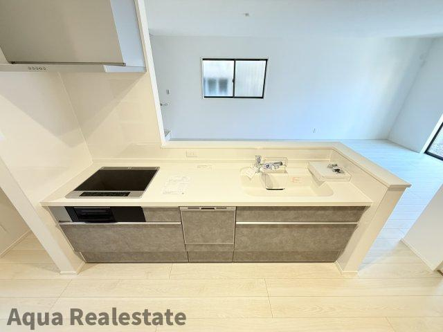 オール電化デザイナーズハウス高松市御厩町建売①のキッチン|作業スペースが広く家事動線をゆったりと確保できるキッチンです。