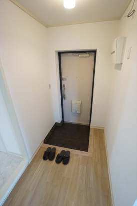 朝霞田島団地1号棟の玄関