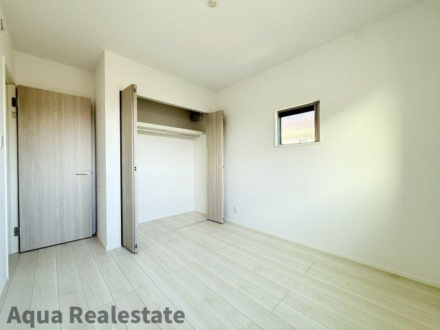 オール電化デザイナーズハウス丸亀市土器町西建売③の洋室|使い勝手のいい寝室です