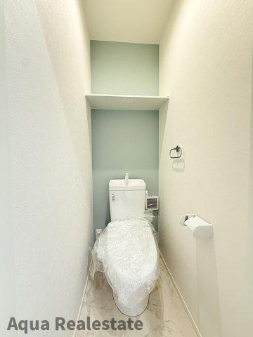 オール電化デザイナーズハウス丸亀市土器町西建売③のトイレ|いつでもお部屋をスッキリお使いいただける収納スペースを設置。