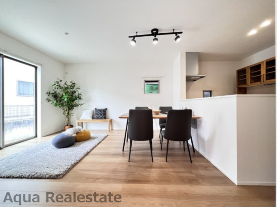 オール電化デザイナーズハウス高松市林町建売④の居間・リビング|家族団欒の場所としてゆったりと居心地の良いリビングです。