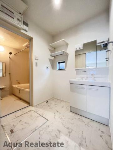 オール電化デザイナーズハウス高松市林町建売⑤の独立洗面台|脱衣所は小さなお子様がいるご家庭でも重宝されております。