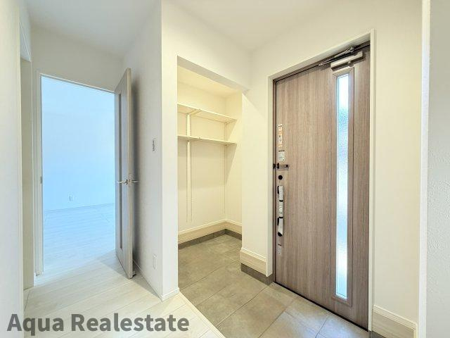 オール電化デザイナーズハウス高松市林町建売⑤の玄関|きれいな玄関です