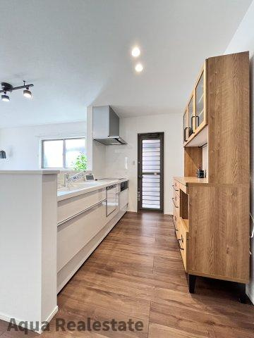 オール電化デザイナーズハウス高松市林町建売⑤の居間・リビング|お食事中もキッチンの奥様との会話が楽しめるダイニングキッチンスペース。