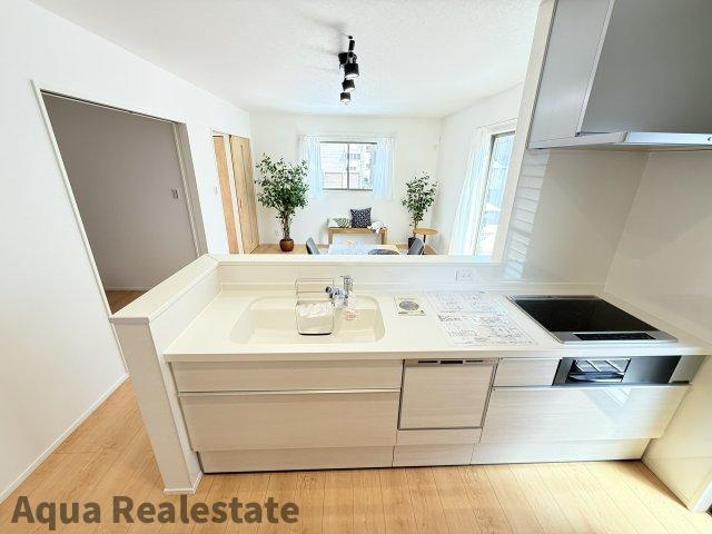 オール電化デザイナーズハウス高松市林町建売⑤のキッチン|作業スペースが広く家事動線をゆったりと確保できるキッチンです。