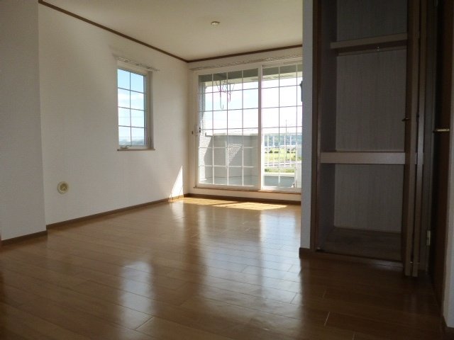 メゾンドソレイユBの居間・リビング