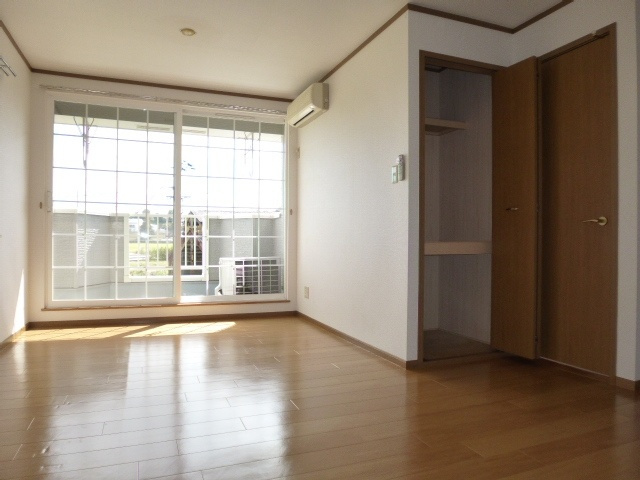 メゾンドソレイユBの居間・リビング