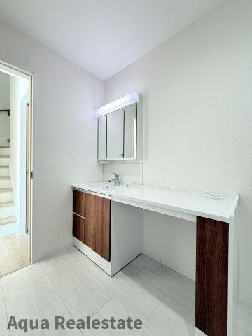 高松市高松町の新築一戸建の独立洗面台|独立洗面台、朝の身支度には欠かせません