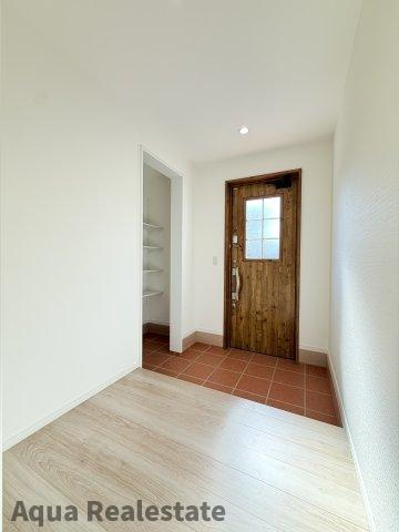 高松市高松町の新築一戸建の玄関|明るい玄関です