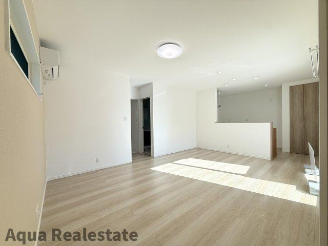 高松市高松町の新築一戸建の居間・リビング|こちらのリビングで趣味の時間をお楽しみください