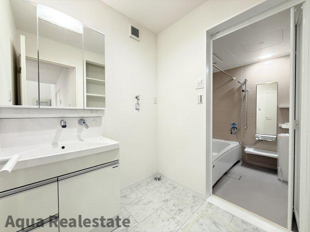 高松市東山崎町の新築一戸建の独立洗面台|朝の支度にも助かる、独立の洗髪洗面化粧台