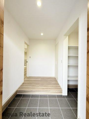 高松市東山崎町の新築一戸建の玄関|収納もある玄関です