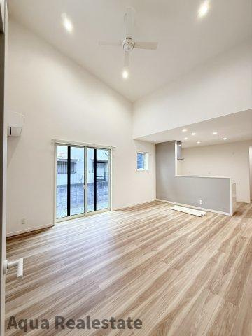 高松市東山崎町の新築一戸建の居間・リビング|こちらのリビングで趣味の時間をお楽しみください