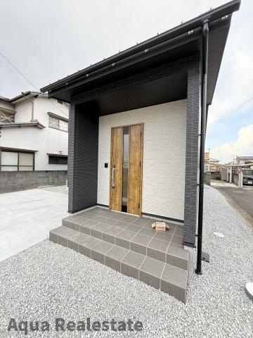 高松市東山崎町の新築一戸建のエントランス