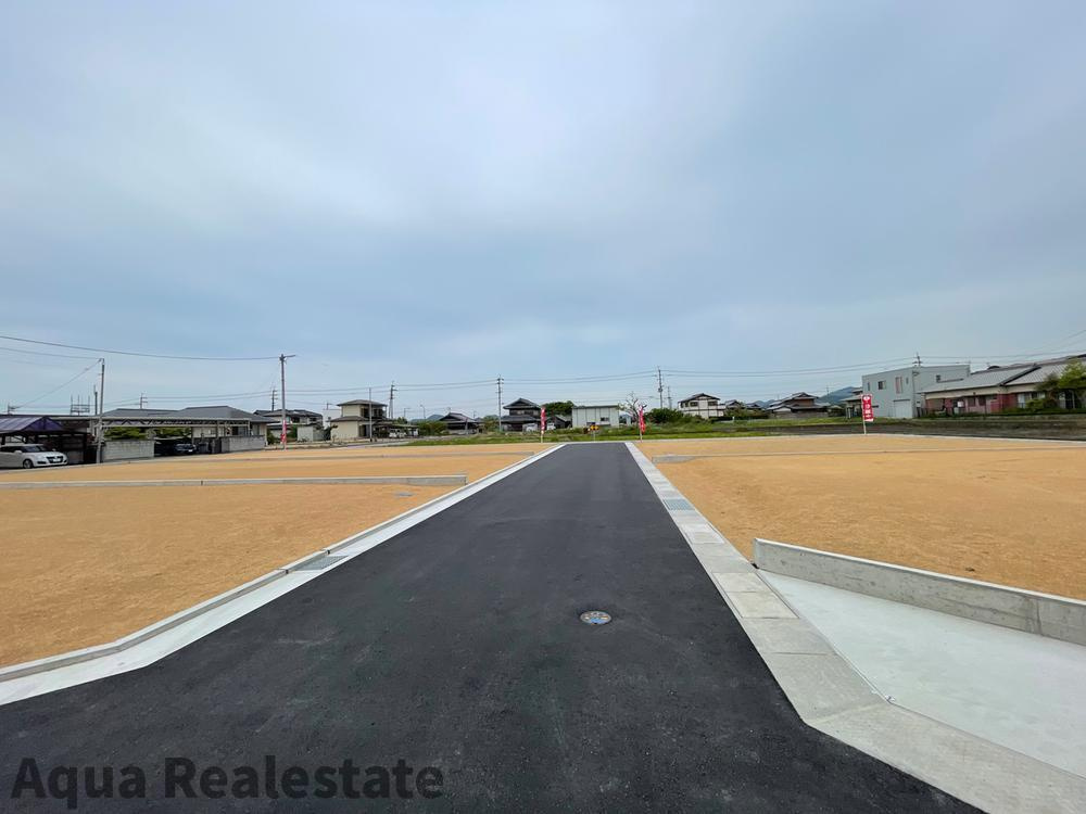 さぬき市長尾西の新築一戸建の前面道路含む現地写真