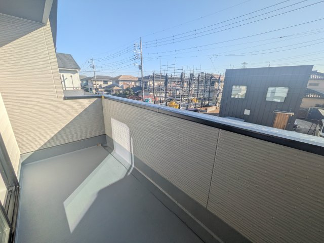 守谷市薬師台9期　新築戸建のバルコニー|洗濯物も布団もまとめて干せるワイド設計。
広々としたワイドバルコニーで、家事の効率が上がり、日々の暮らしが快適になります。